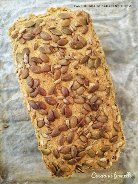 Pane di grano saraceno e semi cotto in friggitrice ad aria