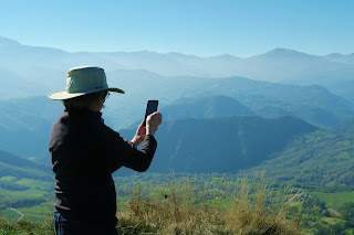 Photographing the Apuan Alps from the cliffs of Bismantova.