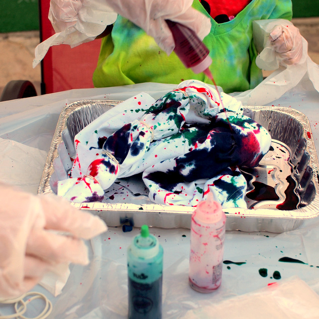 how to tie dye clothes with little kids
