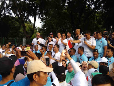 Prabowo Subianto Hadiri Jalan Sehat Bersama Ribuan Relawan Roemah Djoeang