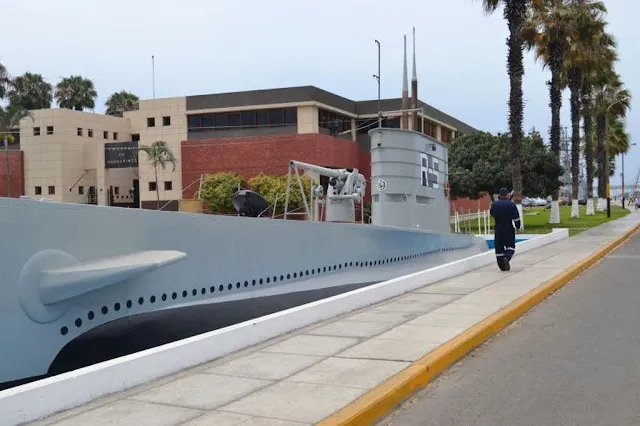 Solido puente submarino de acero HY80, entre Alemania y Perú