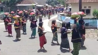 Peserta Mubes II Forum Jurnalis Lombok Timur Disambut Musik Khas Sasak Gendang Beleq di Desa Pengadangan