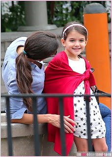 Suri Cruise with her mother
