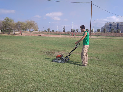 Mantenimiento de la pradera de la zona "Rio Belcaire" con maquinaria.