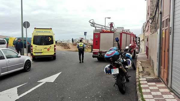 Bomberos de Las Palmas de Gran Canaria procediendo al rescate de una mujer de 72 años que se encontraba caída en su domicilio durante   48 horas / Fotos: @PoliciaLPA