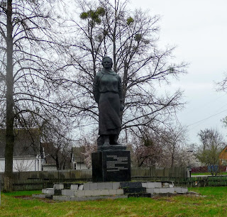 Великие Сорочинцы. Памятник партизанской связной Ольге Бондаренко