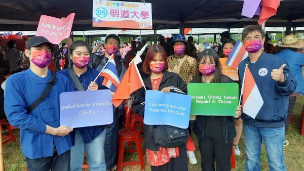 ▲明道大學國際學生以各國語言祝賀中華民國生日快樂。（圖／記者林明佑翻攝）