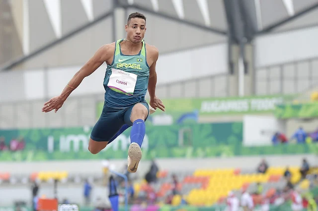 De verde, Almir está no ar durante o seu salto