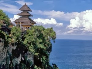 Tempat wisata pura uluwatu Bali