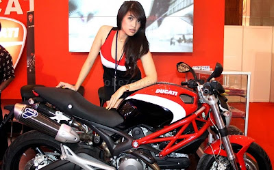 Foto Spg Cantik Di Jakarta Motorcycle Show 2012 [ www.BlogApaAja.com ]