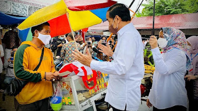 Serahkan BLT Minyak Goreng, Jokowi: Semoga Bisa Meringankan