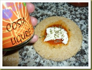 Panzerotti integrali con erbe aromatiche, pomodoro e mozzarella (7) Panzerotti integrali con erbe aromatiche, pomodoro e mozzarella (7)