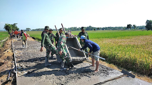 Bangun Jalan Desa Sawahan TNI Harap Warga Makin Sejahtera