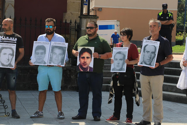 Arrieta, en el centro, con una fotografía del concejal del PP asesinado por ETA Miguel Ángel Blanco