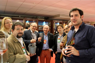 Pedro Ballesteros Torres (Master of Wine), Javier Gila (Presidente de la AMS y Director de la Selección Española de Sumilleres), Paco del Castillo (Sumiller y experto en Análisis Sensorial de Vinos) junto a sumilleres internacionales, otros profesionales del sector y Jesús Mª. Olivares (Responsable del Área de Viticultura y Bodega de Ronsel do Sil). Blog Esteban Capdevila