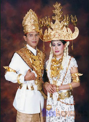 BAJU PENGANTIN PEPADUN ABUNG UTARA Baju Adat  Lampung  