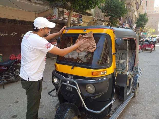 "فلوس عملية".. سائق "توكتوك" يعيد 350 ألف جنيه عثر عليها في الشارع