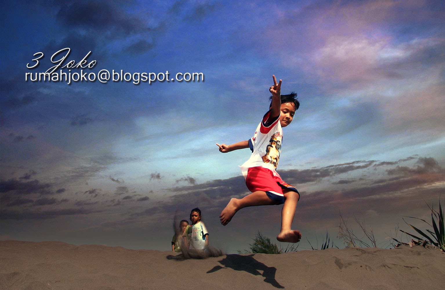  Lompat di gundukan pasir di pantai Depok