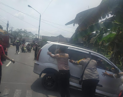 Dua Minibus Senggolan di Karangmoncol