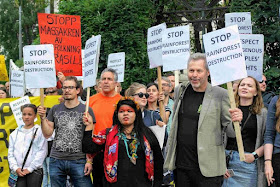 Participantes protestam contra o Brasil.