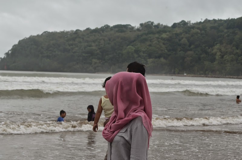 14+ Foto Wanita Berhijab Syar'i Dari Belakang Di Pantai