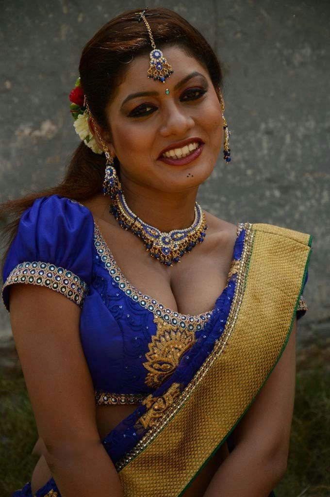 kerala mallu aunty parvathi sexy saree pallu drop exposing deep cleavage big boobies in low cut ...