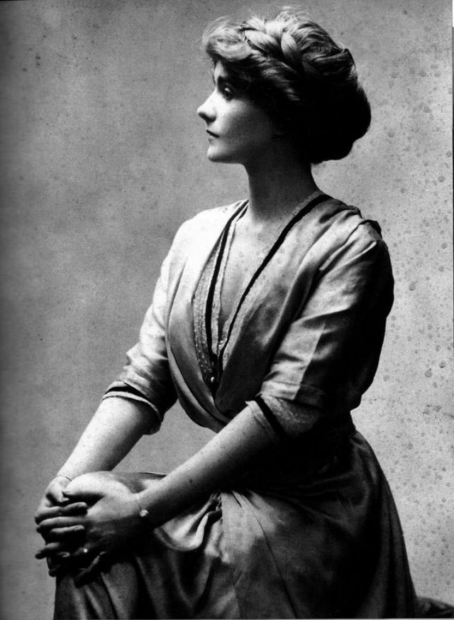 26 Classy and Fabulous Photos  of a Young Coco Chanel  in 