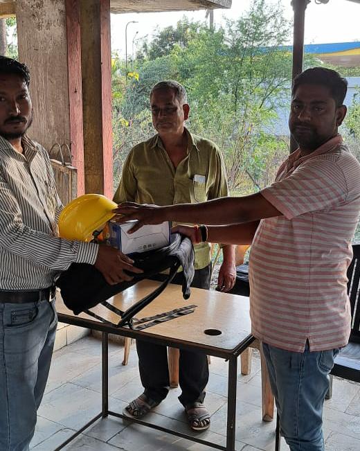 विद्युत कर्मियों को वितरित किया गया टूल्स एवं सुरक्षा उपकरण