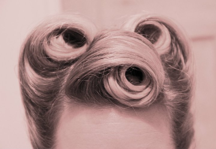 victory rolls hairstyle. amazing victory rolls!