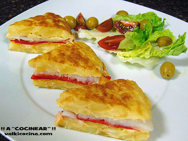 tortilla de patatas rellena de pimientos del piquillo y bacalao ahumado