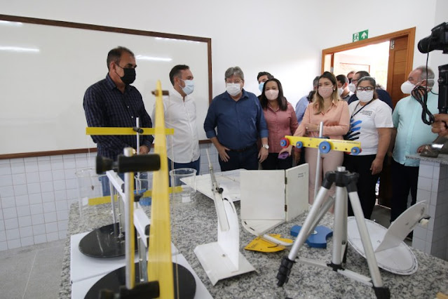 Em Monteiros, João Azevêdo assina Ordem de Serviço para implantação do Restaurante Popular e visita obras