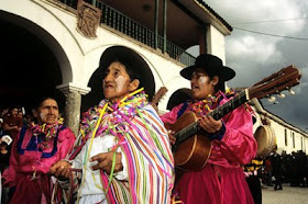 Personas de la tercerda edad en el Carnaval de Ayacucho