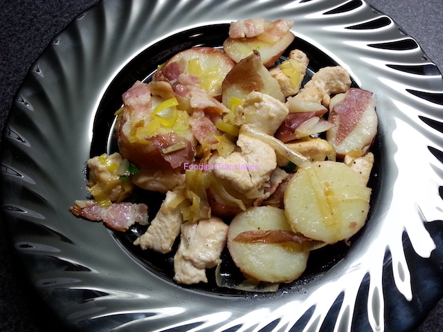 Pollo con patate, porro e bacon