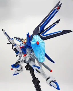 REVIEW Bandai HGCE 1/144 STTS-909 Rising Freedom Gundam