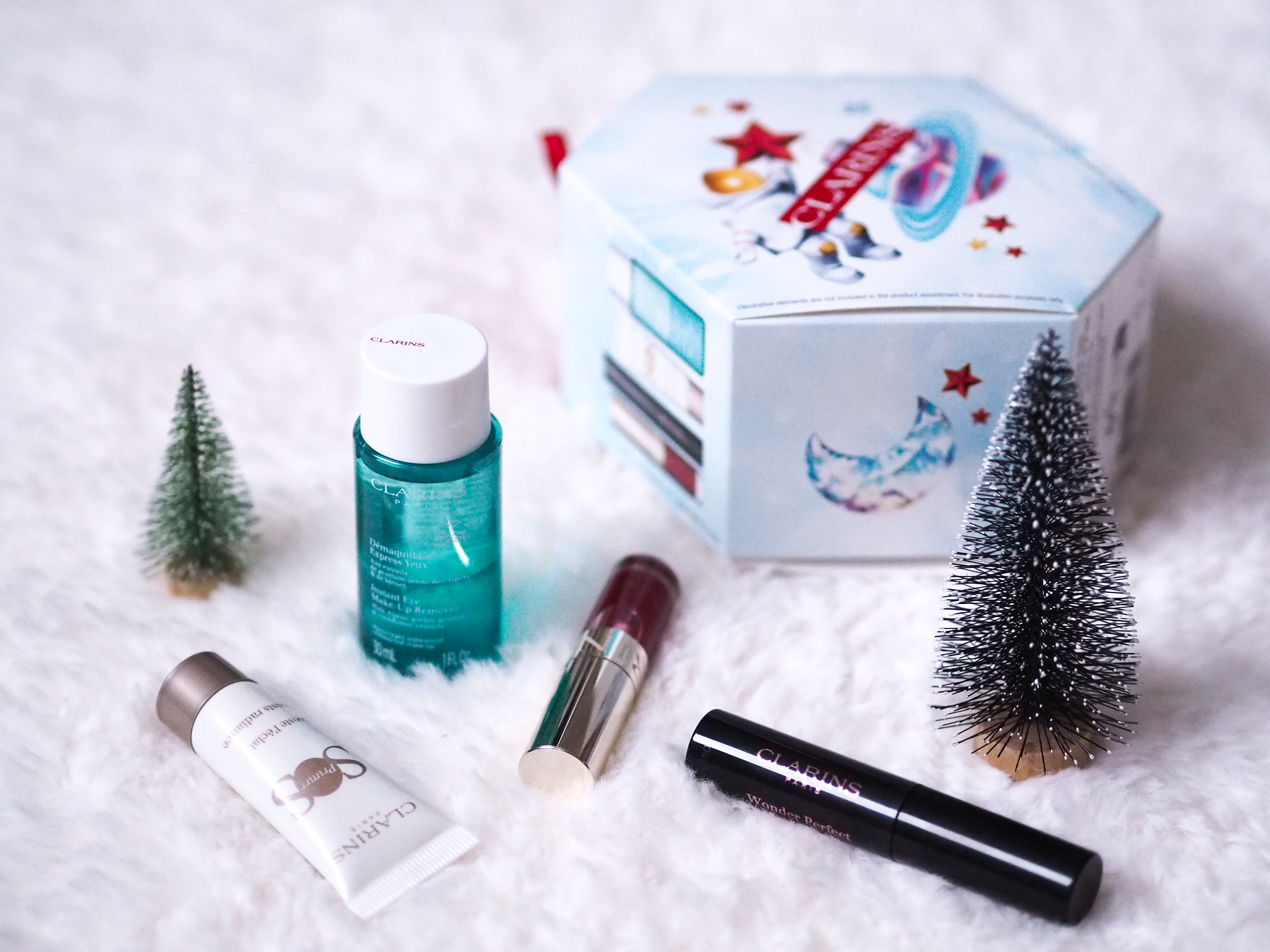 Clarins Make-Up Essentias vianočná darčeková sada, olej na pery, maskara, odličovač očí, podkladová báza