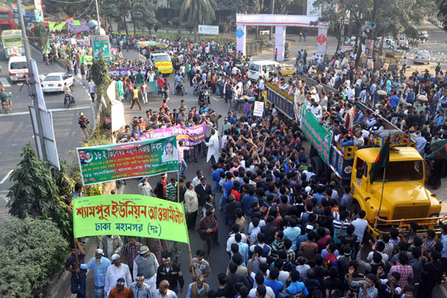 বিজয় র‌্যালিতে জনতার ঢল- জাতি যুদ্ধাপরাধীদের বিচার বানচাল করতে দেবে নাঃ সৈয়দ আশরাফ