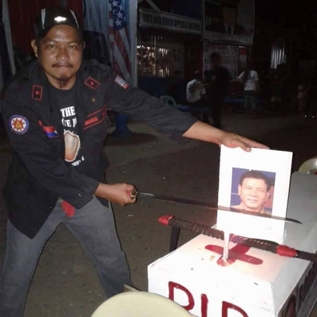 Photos Of Policemen Holding Samurai Over Duterte's Image Goes Viral Online! Must See!