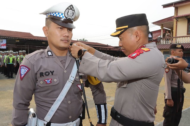 Sematkan Ban Lengan, Kapolres Siantar Pimpin Launching Polisi RW 