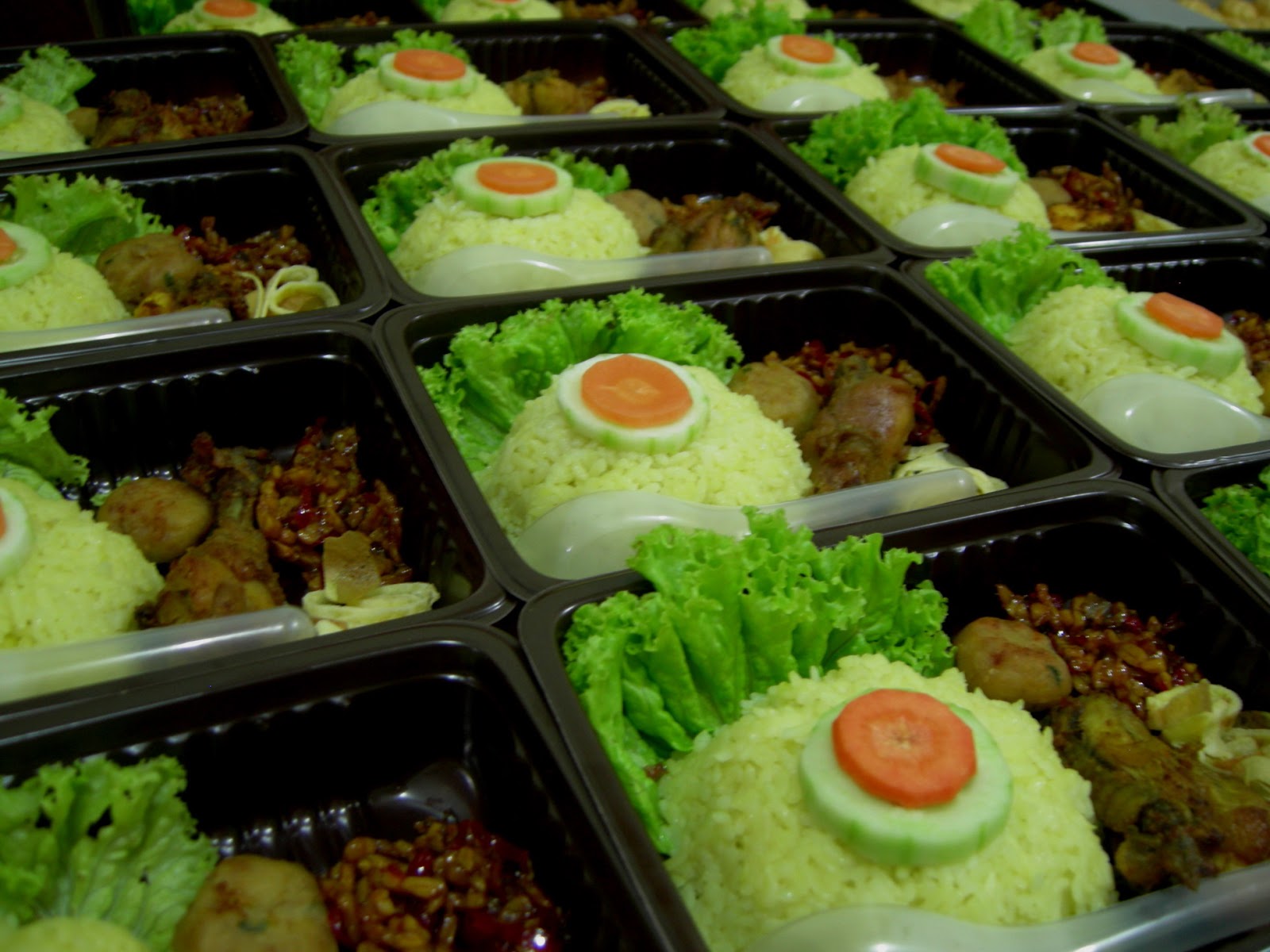 Kuenya Najmina com Nasi  Kuning  ala Bento