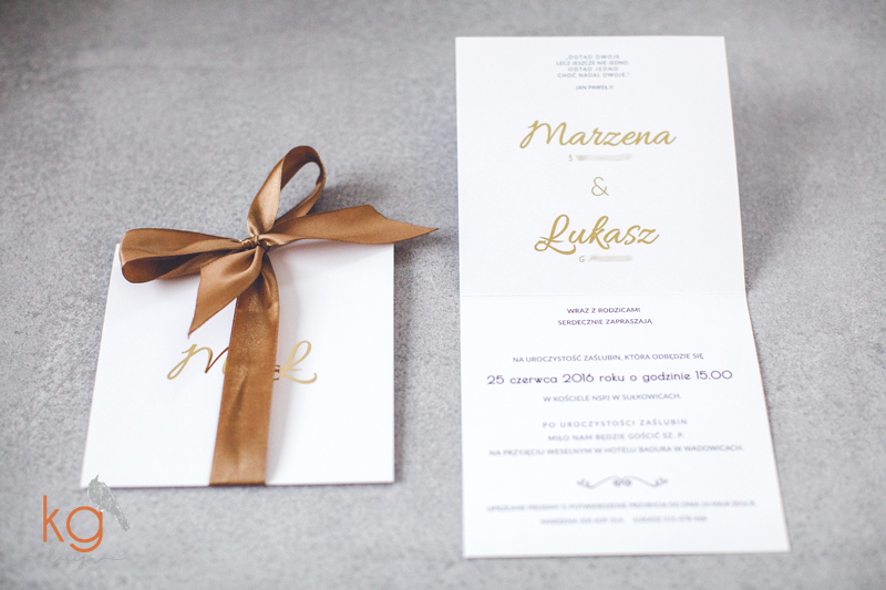 błyszczące zaproszenia, gold foil, metaliczne, minimalistyczne, wstążka, biało-złote, eleganckie, nietypowe, oryginalne, hand made, indywidualny projekt, dodatki ślubne, winietki, zawieszka, menu weselne, złoto błyszczaće na zaproszeniach, gold foil, srebrne błyszczace, kg design papeteria slubna, poligrafia slubna, wyjatkowe zaproszenia slubne