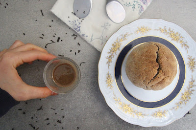 Cuillère et saladier : Pêches en croûte, sauce caramel (vegan)