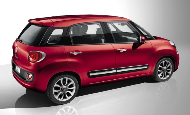 Fiat 500L from the side