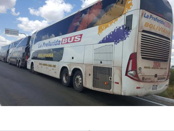 Polícia aborda 3 ônibus com bolivianos que vieram protestar contra o impeachment