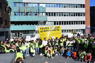 Protesta de las familias de estudiantes del instituto Trueba