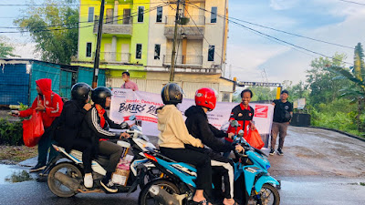 Komunitas Honda Sedang Berbagi Takjil kepada Pengendara Sepeda Motor 2