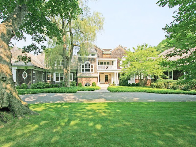 exterior ofa shingle house in the Hamptons