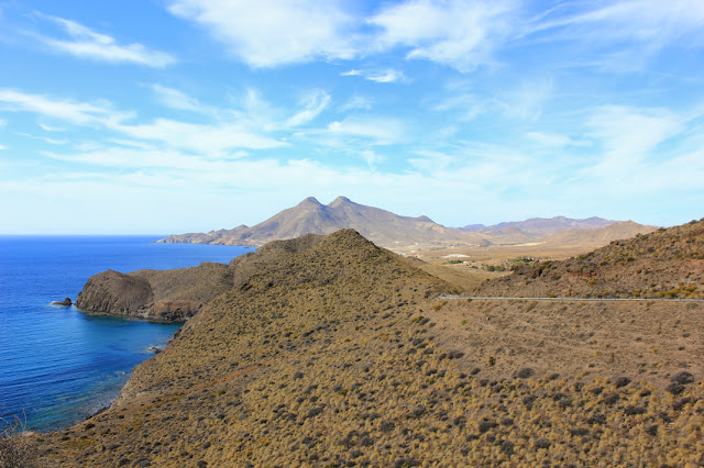 surowe wzgórza parku narodowego Cabo de Gata ze szczytem El Fraile w formie wielbłądziego grzbietu