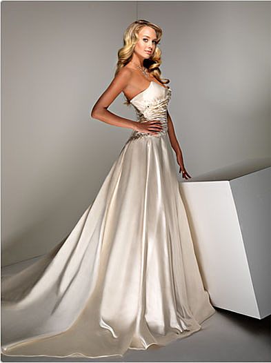 gown always looks stunning as worn by Jennifer Aniston on her wedding