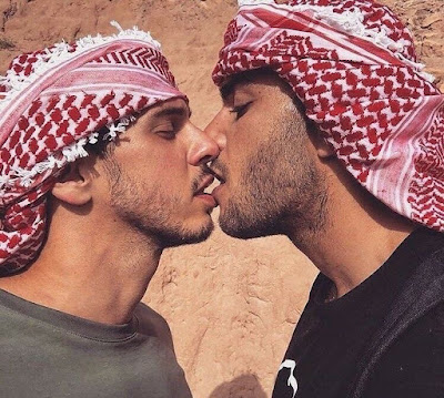 Homens árabes se beijando - Arab men kissing - Homossexualidade no Islã - Masculinidade - Laços Masculinos - Amor Masculino - Amor Macho - Amor Másculo - Manly Love - Androfilia - Androphile - Man2Man - G0Y - Bromance - Broderagem - Brotherhood - Fraternidade - Not Gay - No Homo