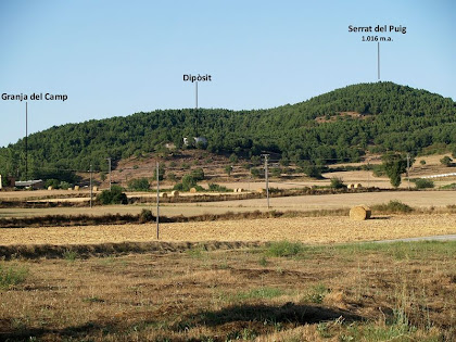 Vista del nord-est de Collsuspina sota la llum càlida de la tarda